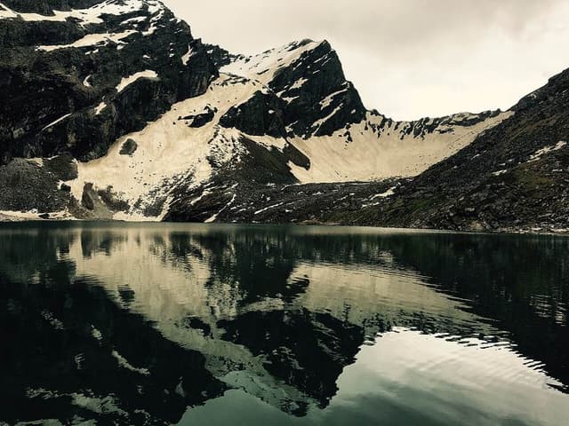 Hemkund Sahib lake near the Valley of Flowers trek